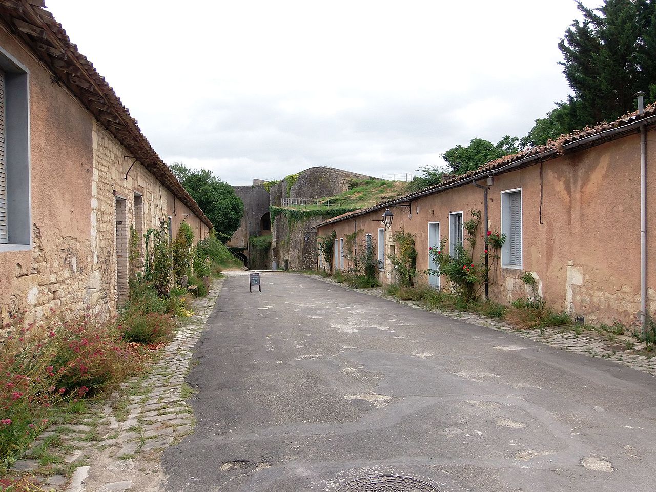 Sur cette image on peut voir la rue du Bastion Saint Romain qui permet l'accès à la citadelle de Blaye
