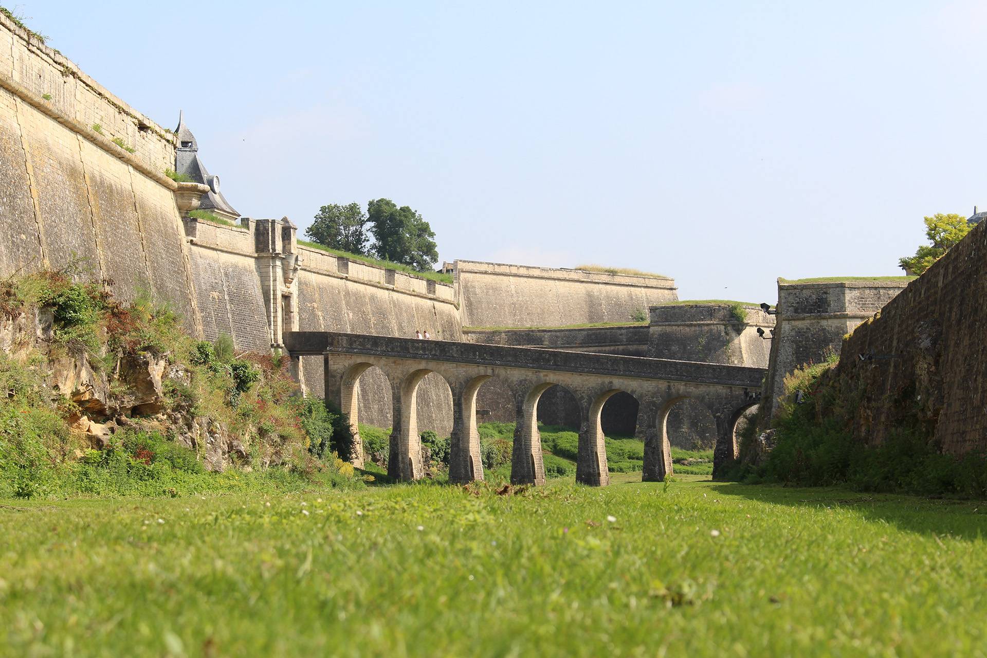 Vue sur le coté de la citadelle de Blaye pont pour l'entrée