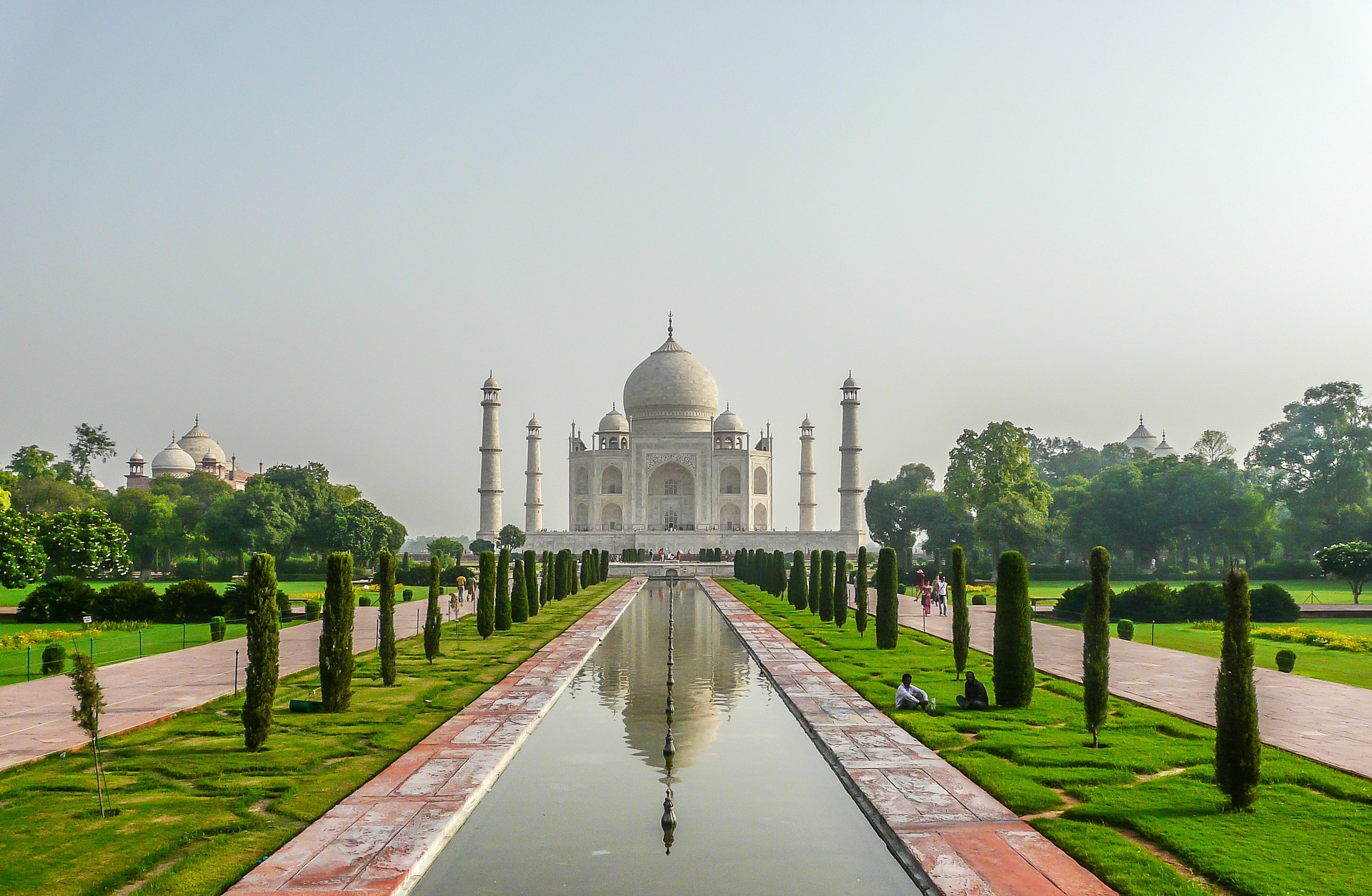 Vue de loin du Taj Mahal et son jardin
