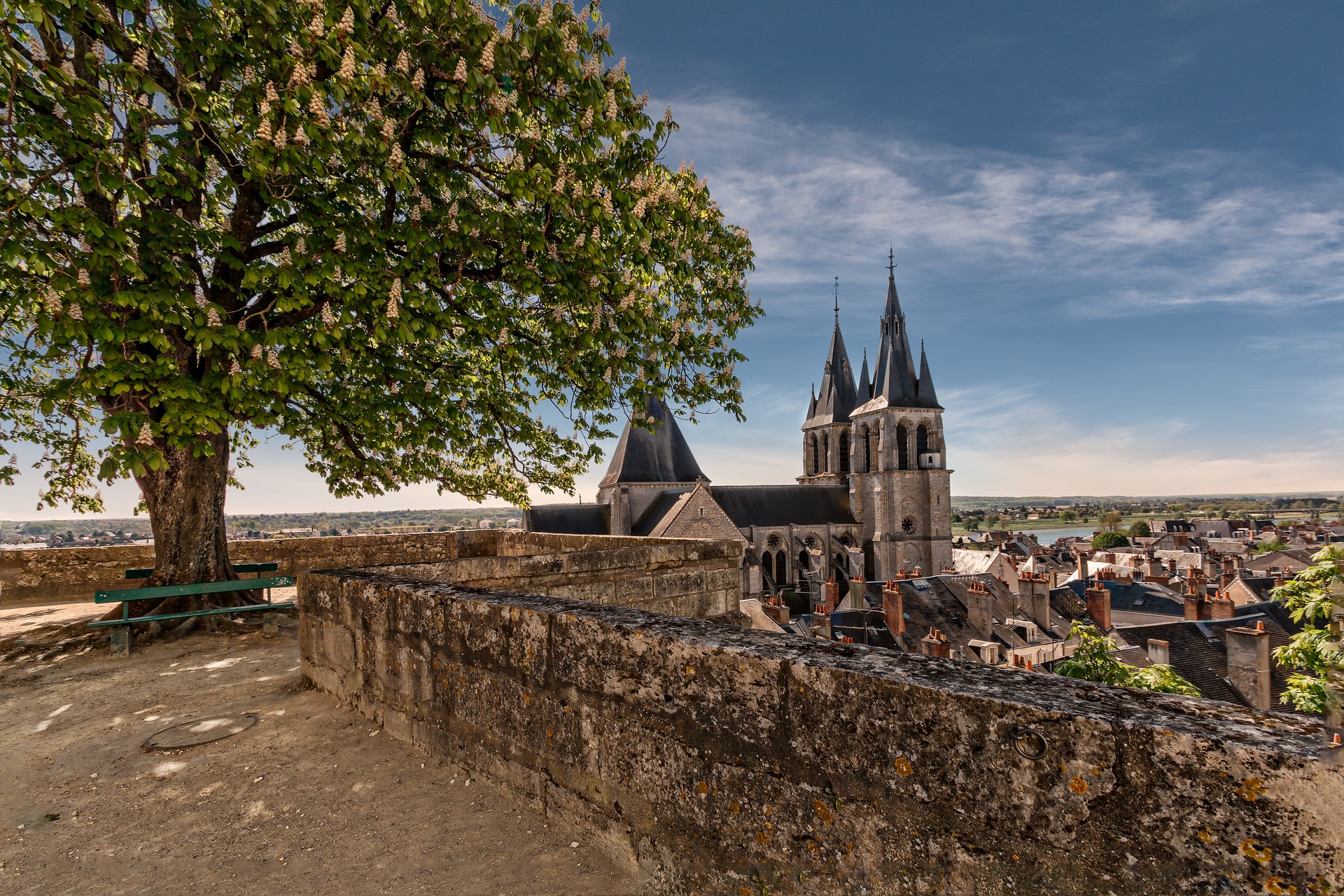 Vue de haut sur l'église Saint-Nicolas à Blois
