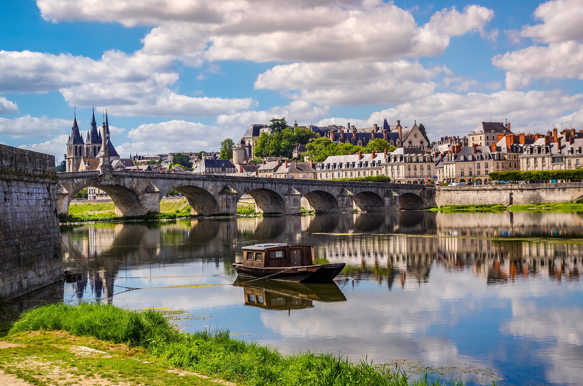 Pont de Loire paysage avec eau qui passe dessous et Chateau de Blois en arrière plan