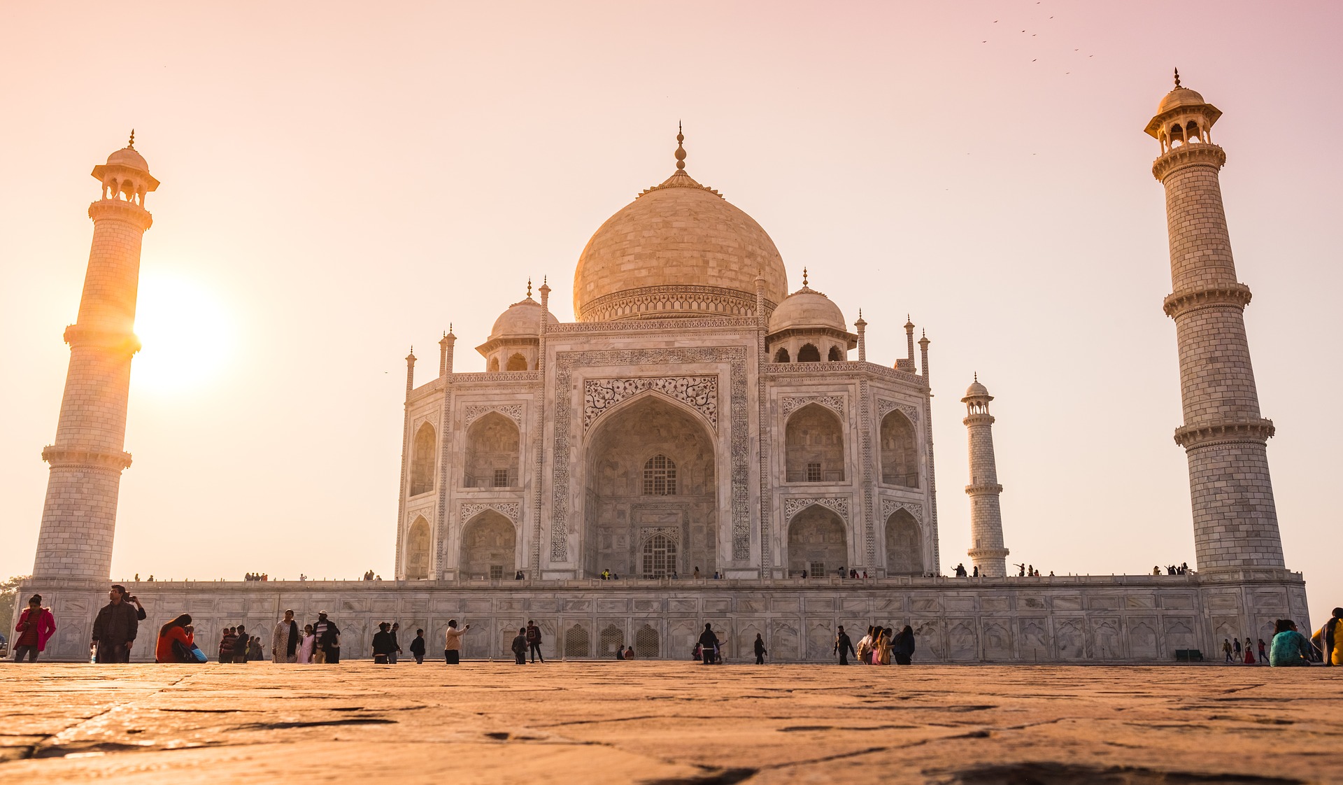 Vue du bas du Taj Mahal et ses tours extérieures