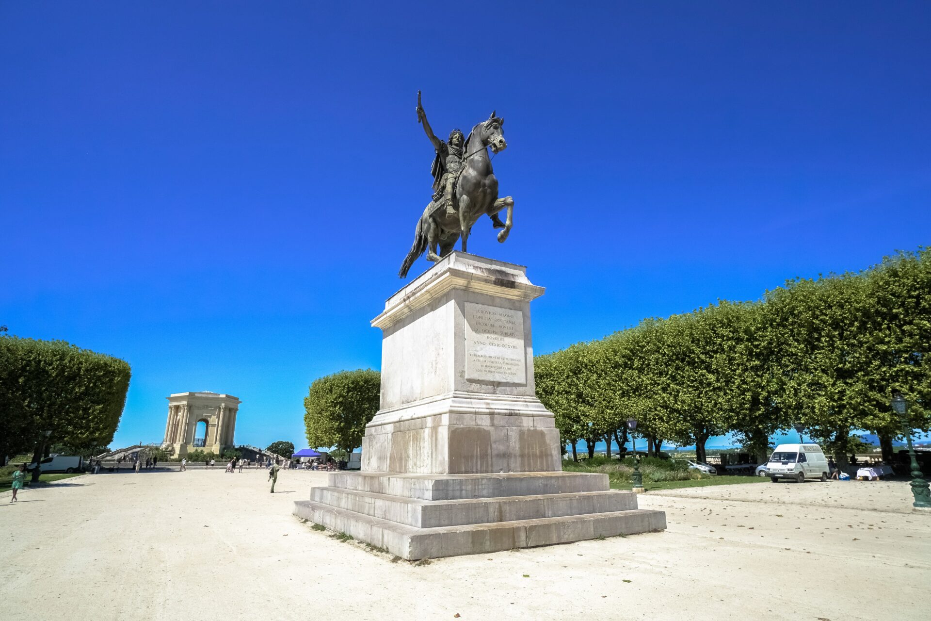 Sur la promenade du Peyrou à Montpellier, en premier plan on peut voir la statue équestre de Louis XIV, en second plan le temple de l'eau