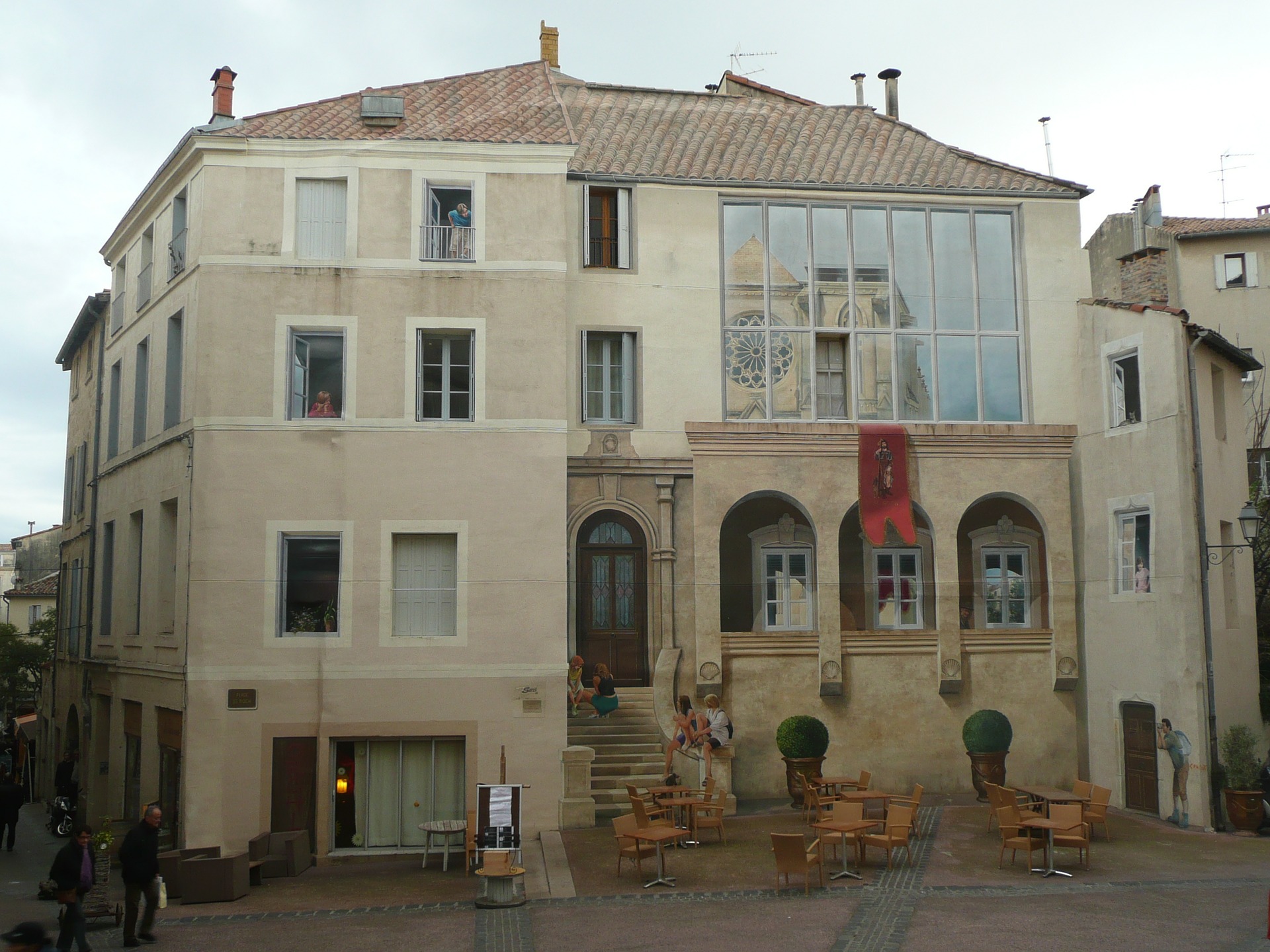 Bâtiment à Montpellier Saint-Roch composé de trompe l'oeil très réaliste faisant la continuité du bâtiment en lui ajoutant des fenêtres et portes
