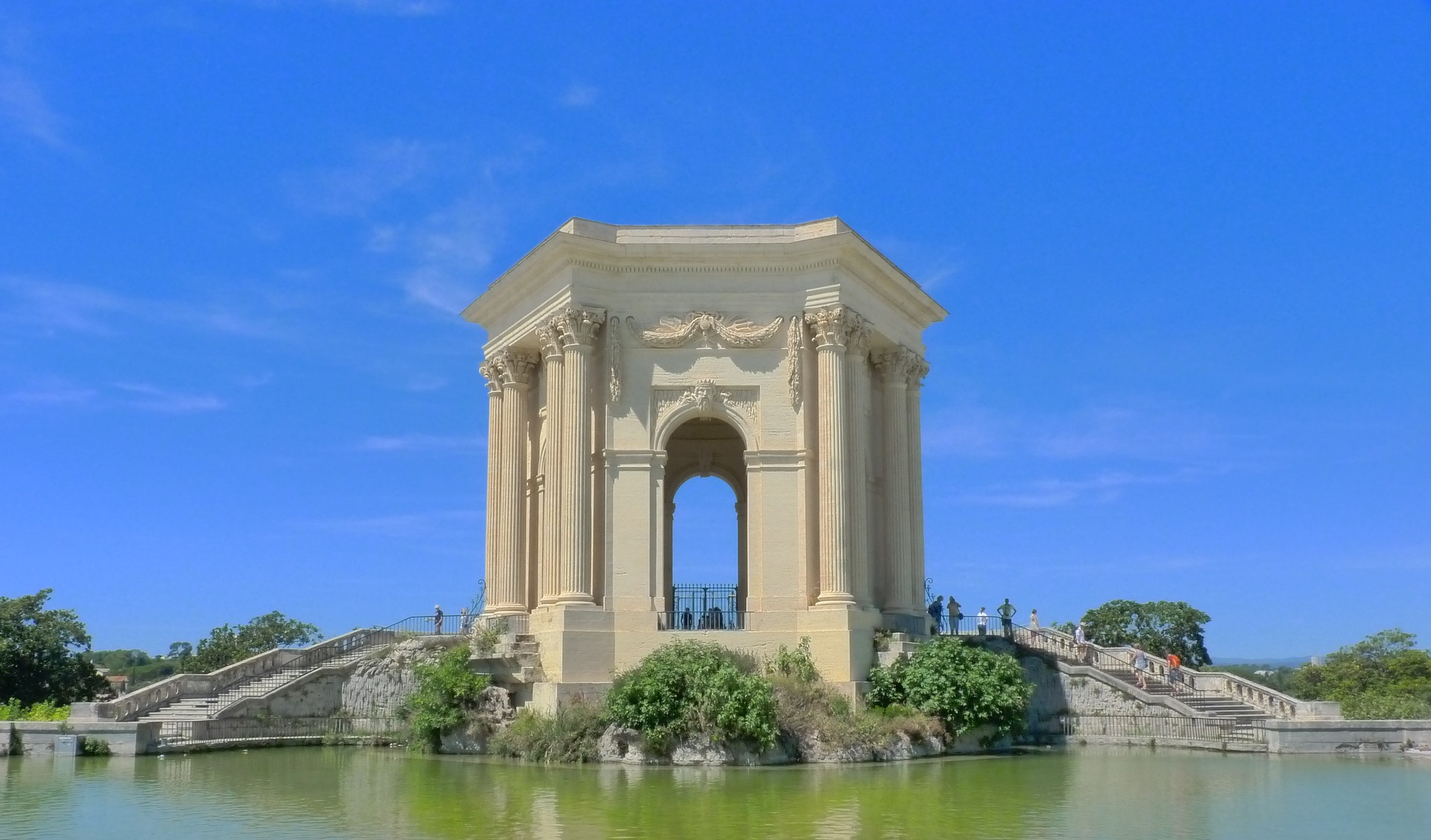 Temple des eaux de Montpellier, situé dans les jardins du Peyrou, c'est un temple bordé d'eau