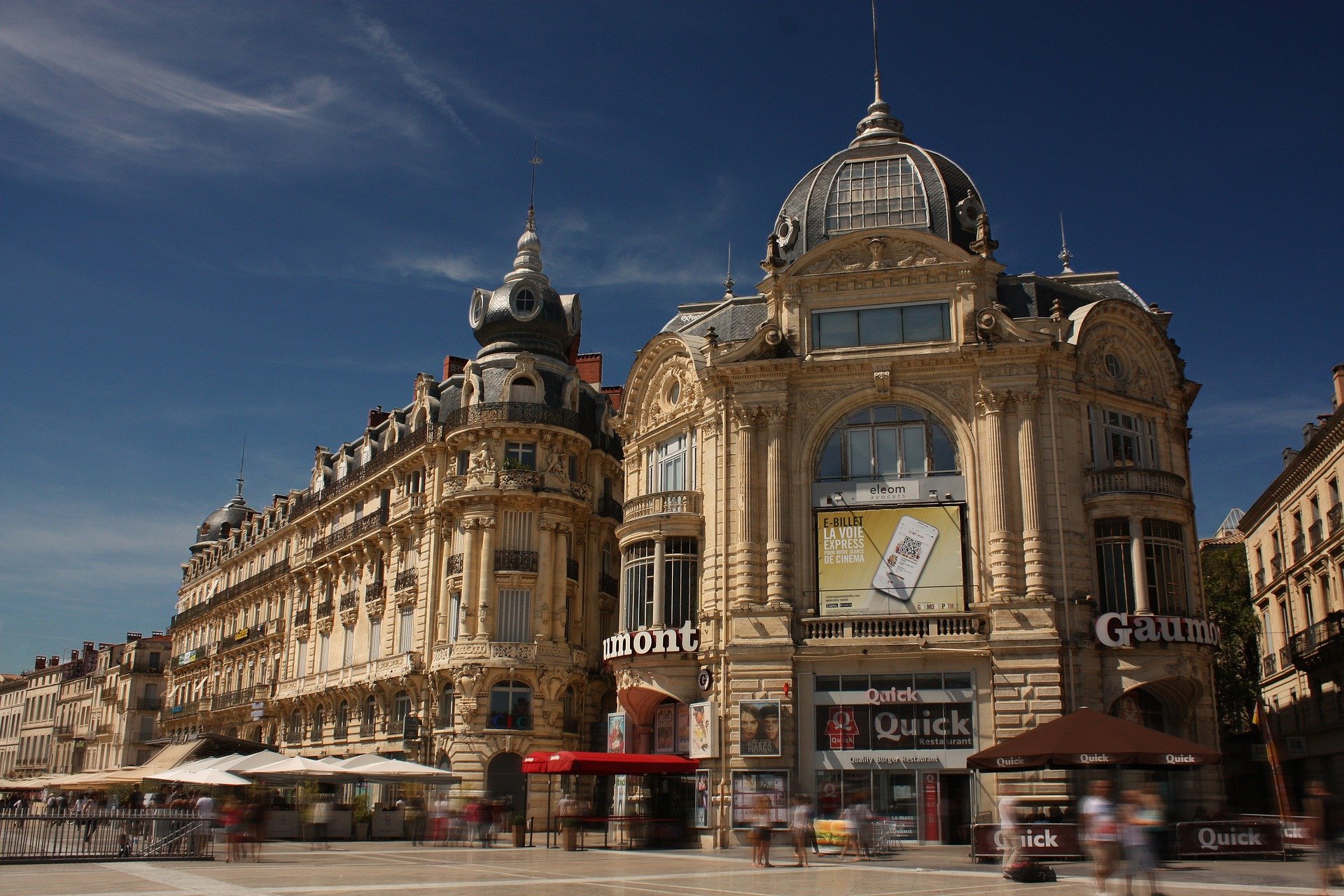 Montpellier Place de la Comédie, bâtiment Gaumont et autres bâtiemtns en arrière plan