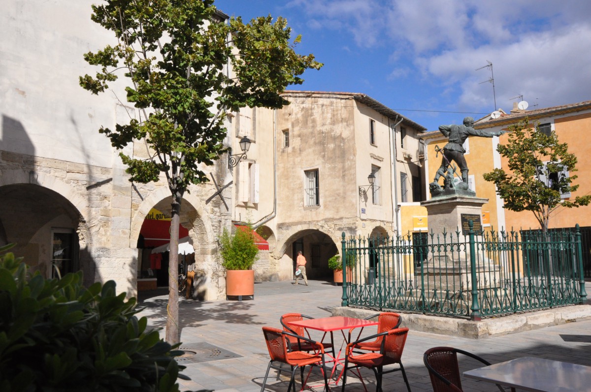 Place Caladons Lunel, bâtiments ancien et statue du Capitaine Ménard